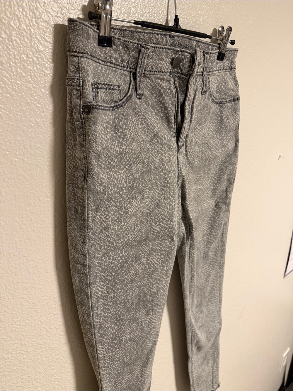 Universal Thread Gray Patterned Skinny Jeans - Picture 3 of 6